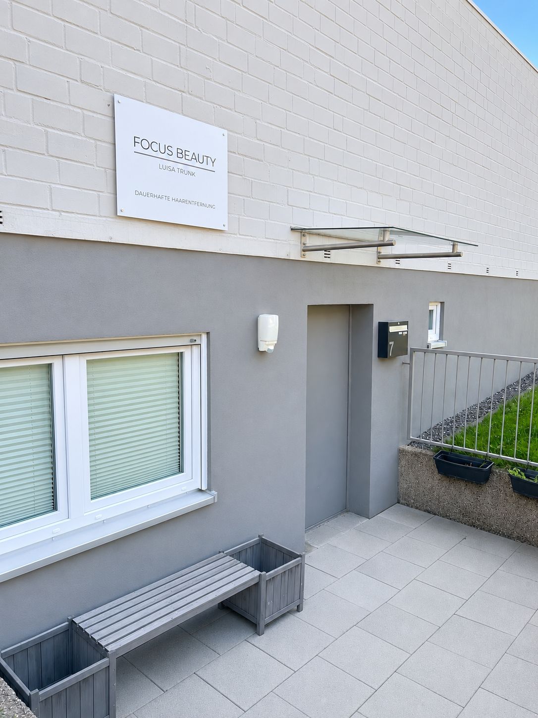 Eingang des Focus-Beauty-Studios am Koppweg 7 in Dortmund mit Schild an der Fassade